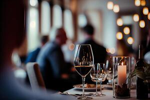 generativ ai Illustration von ein Restaurant Tabelle mit ein Glas von Weiß Wein, Sanft golden Licht, teuer Restaurant mit schön Beleuchtung im das Hintergrund foto