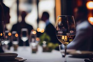 generativ ai Illustration von ein Restaurant Tabelle mit ein Glas von Weiß Wein, Sanft golden Licht, teuer Restaurant mit schön Beleuchtung im das Hintergrund foto