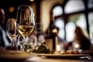 generativ ai Illustration von ein Restaurant Tabelle mit ein Glas von Weiß Wein, Sanft golden Licht, teuer Restaurant mit schön Beleuchtung im das Hintergrund foto