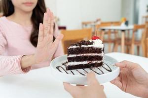 schönheit schlank weiblicher körper verwirren schokoladenkuchen. frau im restaurant erreicht gewichtsverlustziel für ein gesundes leben, verrückt nach dünnheit, dünner taille, ernährungsberaterin. Ernährung, Körperform. foto