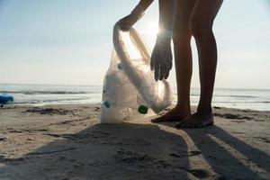 Wasser sparen. Freiwillige sammeln Müll am Strand und Plastikflaschen sind schwer zu zersetzen, um Schäden am Wasserleben zu verhindern. erde, umwelt, planeten ergrünen, erderwärmung reduzieren, welt retten foto