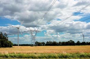 Grün Energie. Windmühlen. Energie von das Zukunft. foto