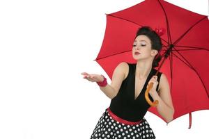 retro Frau im Polka Punkt Kleid mit rot Regenschirm foto