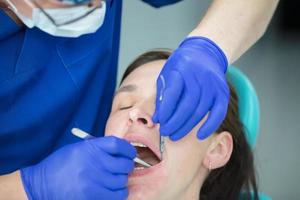 Dental Behandlung. Dental Büro. Arzt Leckereien Zähne. Frau im Zahnheilkunde.dental Behandlung. Dental Büro. Arzt Leckereien Zähne. foto