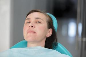 Frau im das Dental Stuhl. foto