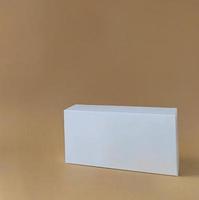 Weiß Box auf ein Pastell- Hintergrund zum Attrappe, Lehrmodell, Simulation, Vorderseite Sicht. modisch Produkt Stand Anzeige Vitrine zum kosmetisch Produkte und Waren. Kopieren Raum. foto