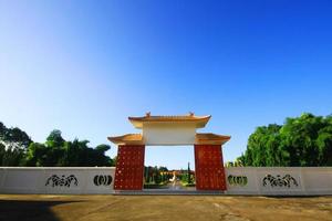 schön großartig Tür von Museum von Chinesisch Führer Wer migriert zu das thailändisch Rand beim Chiang Rai Provinz, Thailand. foto