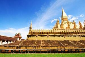 schön großartig golden Pagode beim wat pha Das luang Tempel beim Wien Provinz, Laos foto