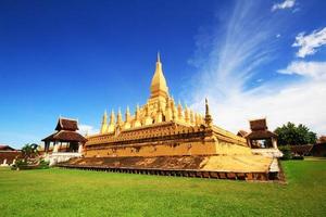 schön großartig golden Pagode beim wat pha Das luang Tempel beim Wien Provinz, Laos foto