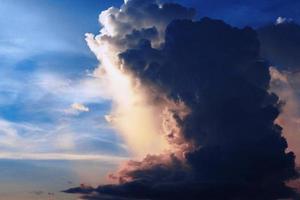 schön Dämmerung Himmelslandschaft mit Wolken und Blau Himmel im Sonnenuntergang foto