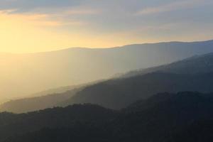 schön Landschaft Schichten von Berg und neblig auf Hügel Senke im golden Dämmerung von Sonnenuntergang beim Thailand foto