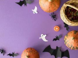 niedliches Halloween-Konzept mit Kopienraum auf lila Hintergrund foto