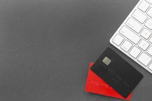 Cyber Montag Verkauf Kreditkarten und Tastatur auf grauem Hintergrund