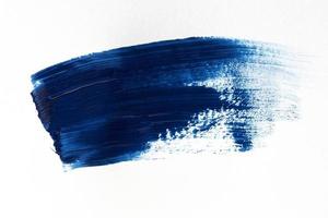 dunkelblauer Pinselstrich auf weißem Hintergrund foto