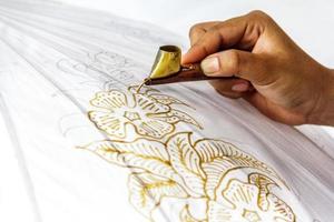 das Prozess von Herstellung Batik. Batik ist ein handgemacht uralt Kunst von Indonesien. produziert durch Technik von wachsbeständig Färberei angewendet zu Stoff. foto