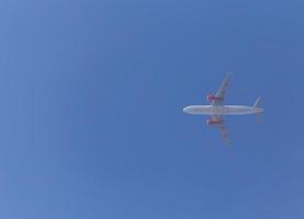 Flugzeug fliegend im ein Blau Himmel foto