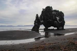 Aussicht von hvitserkur Felsen im Island foto