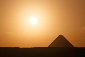 Aussicht auf großartig Pyramide im Gizeh beim Sonnenaufgang foto