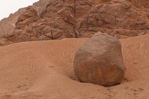 runden Stein im Sand beim Berg Angebot auf Sinai Halbinsel, Ägypten foto