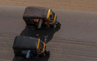 zwei Tuktuks auf Straße von Kairo, Ägypten foto