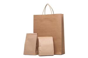 Gruppe von Mittagessen Papier Tasche und Einkaufen Papier Taschen isoliert auf ein Weiß Hintergrund foto