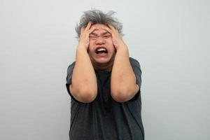 Porträt von ein wütend Senior grauhaarig Mann Geschrei und schreiend und gestikulieren im Angst mit Hände und Gesicht auf isoliert Hintergrund foto