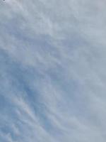 schöne weiße Wolken auf tiefblauem Himmelshintergrund. Große, helle, weiche, flauschige Wolken bedecken den gesamten blauen Himmel. foto