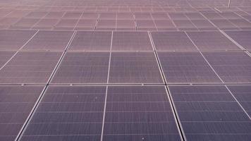 generieren sauber Energie mit Solar- Module im ein groß Park Feld im Asien von Antenne Aussicht durch Drohne während Sonnenuntergang. foto