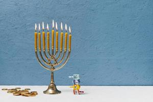 Hebräischer Kerzenhalter, der auf blauem Hintergrund brennt foto