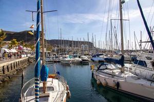 Landschaft mit ein Hafen mit Yachten im das Spanisch Stadt von puerto rico auf das Kanarienvogel Insel von gran Canaria foto