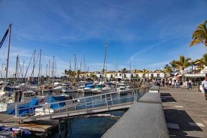 Landschaft mit ein Hafen mit Yachten im das Spanisch Stadt von puerto rico auf das Kanarienvogel Insel von gran Canaria foto