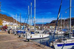 Landschaft mit ein Hafen mit Yachten im das Spanisch Stadt von puerto rico auf das Kanarienvogel Insel von gran Canaria foto