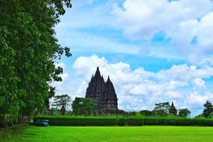 prambanan Tempel Grün Rasen mit schön Himmel im Sommer- foto