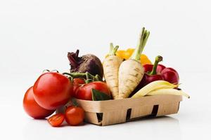 Anordnung verschiedene frische Gemüse auf weißem Hintergrund foto