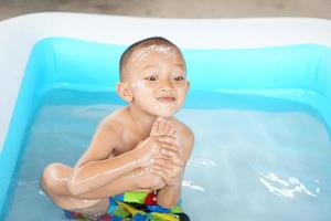 Kinder spielen im heiß Wasser Uhr Ihre Füße Gefühl mögen du bist Schritt auf etwas. foto