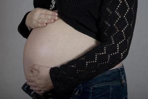 Bauch einer schwangeren Frau foto