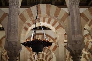 Lampe und Bögen im Moschee - - Kathedrale von Cordoba im Spanien foto