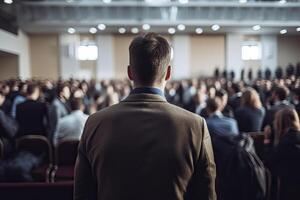 Öffentlichkeit Lautsprecher geben sich unterhalten im Konferenz Halle beim Geschäft Fall. generativ ai foto