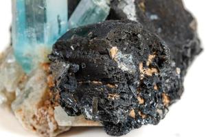 Makromineralstein Aquamarin und schwarzer Turmalin, Schörl auf weißem Hintergrund foto