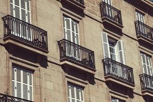 balkon an der fassade des hauses, architektur in bilbao stadt, spanien foto