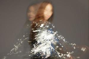 verschwommen bewirken asiatisch Frau mit lange Haar foto