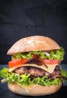 Rindfleisch Burger mit Zwiebel foto