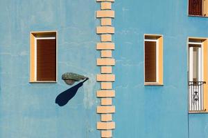 Fenster an der blauen Fassade des Hauses, Architektur in Bilbao City, Spanien foto