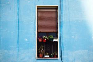 Fenster an der blauen Fassade des Hauses, Architektur in Bilbao City, Spanien foto