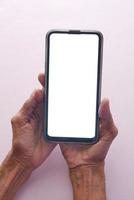 Senior Frauen Hand halten ein Clever Telefon mit Weiß Bildschirm foto