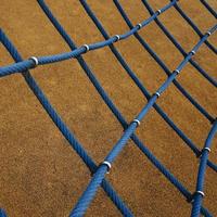 blaues Seilnetz auf dem Spielplatz foto