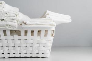 Vorderansicht eines weißen Korbes mit Handtüchern foto