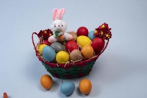 Korb mit Stroh und Eier dekoriert zum das Feier von Christian Ostern foto