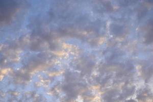 schön Sonnenuntergang Wolken im das Abend. Rosa und Blau Wolken im das Himmel. foto
