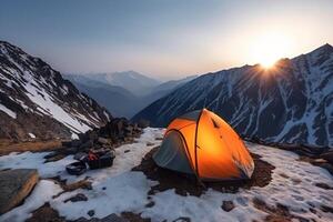 ein Zelt im das schneebedeckt Berge mit ein Feuer und ein Topf von welche Dampf kommt von Lebensmittel. ai generiert. foto